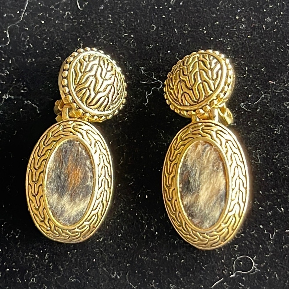Vintage Etched Gold Tone Round & Animal Print Oval Center Clip On Earrings. P